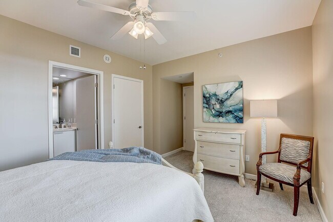 Building Photo - 2650 Lake Shore Dr