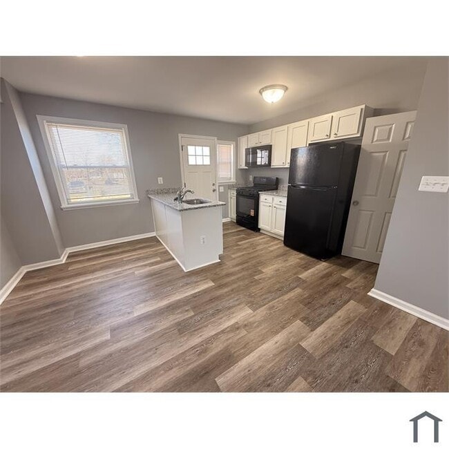 Building Photo - 3 bedroom with Parking