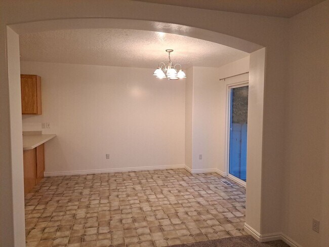 Building Photo - End unit townhome with basement suite!!
