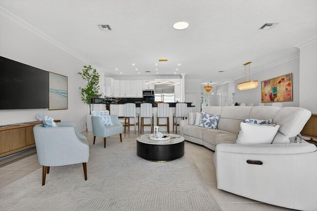 Building Photo - 513 S Riverside Dr