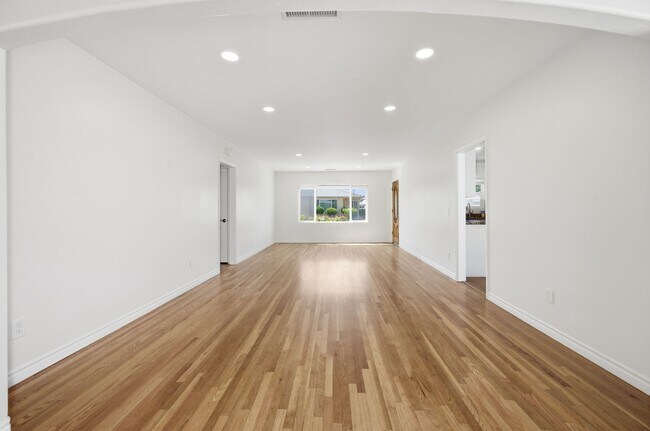 Building Photo - Spacious private backyard!