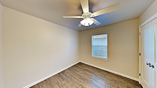 Building Photo - 3 Bedroom 2 Bath Duplex Near Tinker AFB!
