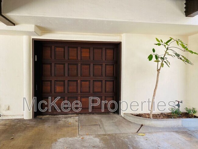 Building Photo - 8668 Villa La Jolla Dr