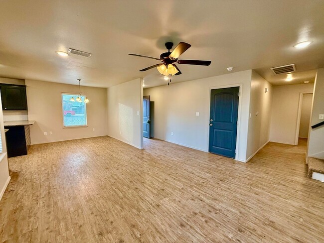 Building Photo - 909 Manchester Ct