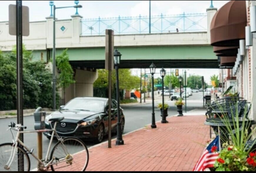 Building Photo - 32 N Front St