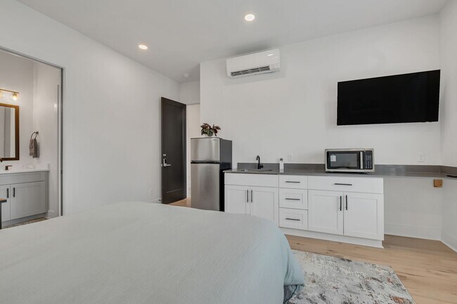 Building Photo - 1 Br / 1 Ba Fully Furnished