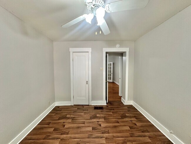 Building Photo - College Ave Triplex
