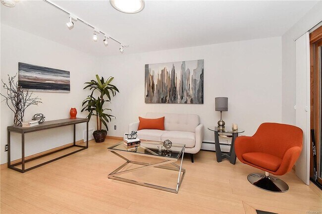Building Photo - HIGHLY DESIRABLE West Pearl 2 Bed 1 Bath Top Floor Condo-Available August 5th!