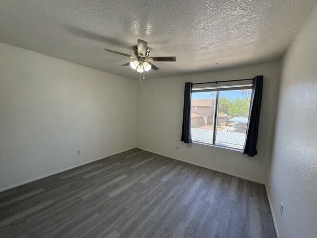 Building Photo - Maryvale 3br Townhome