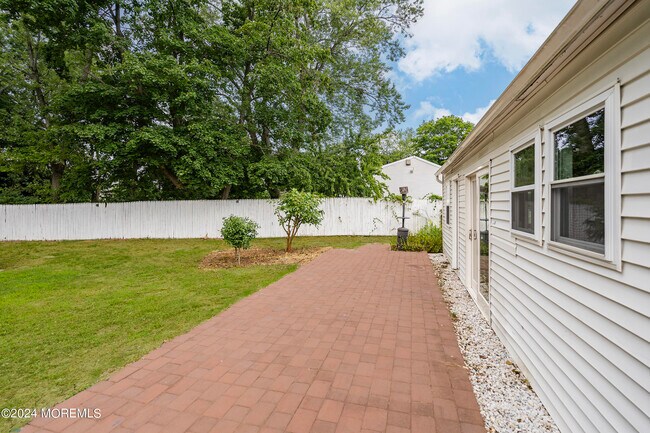 Building Photo - 394 Applegate Ave