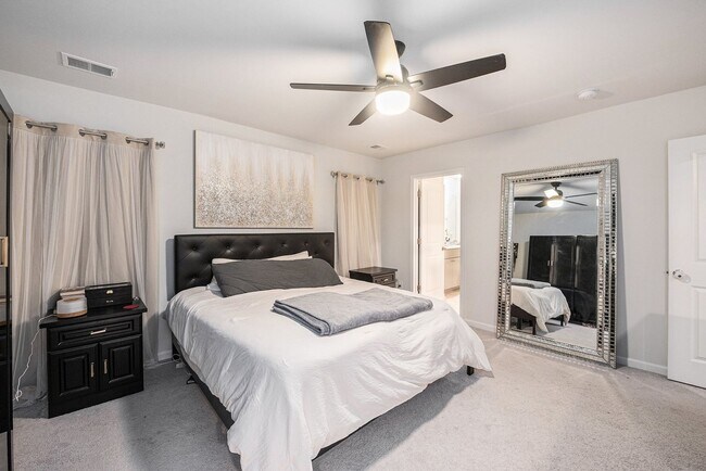 Building Photo - Spacious 5BR House in Charleston