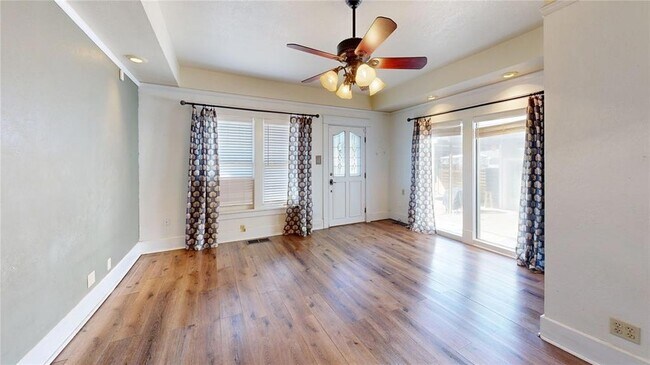 Building Photo - 609 N Ash St