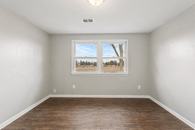 Building Photo - 2 Bedroom Newly Updated Apartment Rental - $1100/Month