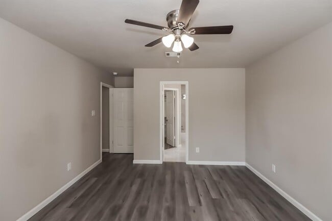 Building Photo - 1728 Old Creek Dr
