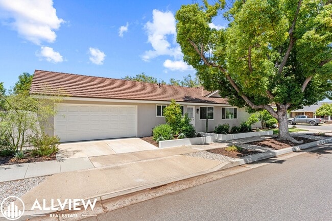 Building Photo - Exquisite 4 Bed 2.5 Bath Home in Orange!
