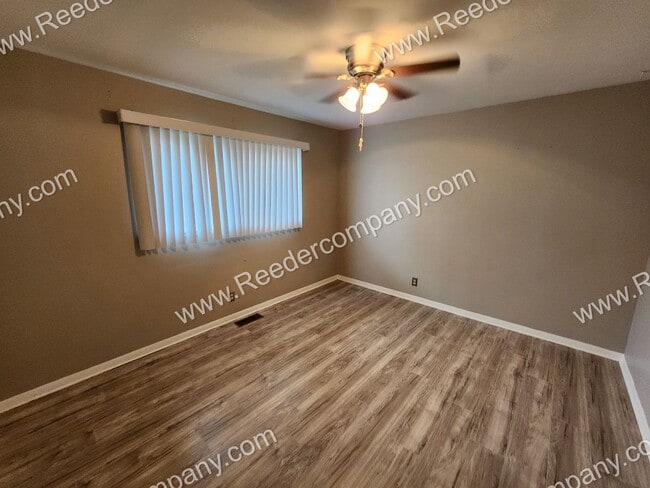 Building Photo - 2 bedroom townhome, minutes from highway and Morton High School