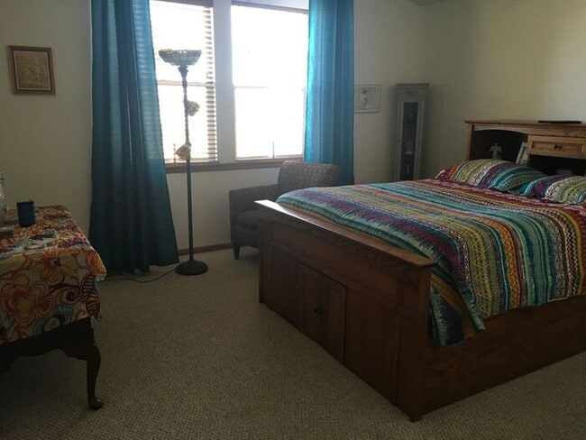 Building Photo - Beautiful 3 bedroom, 2.5 bath Townhome wit...