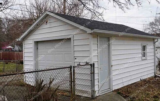 Building Photo - 2823 Garfield Dr