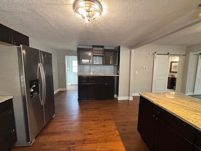 Building Photo - Adorable 4 Bedroom 2 Bathroom Single Famil...