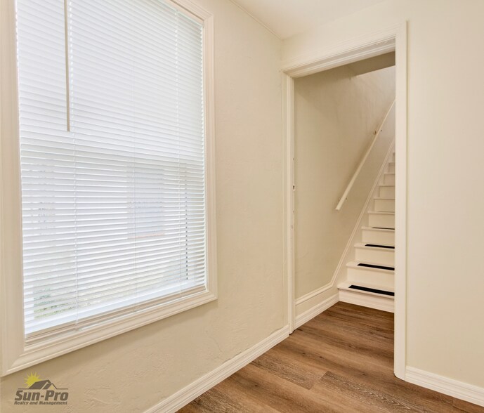 Building Photo - 213 Live Oak Ave