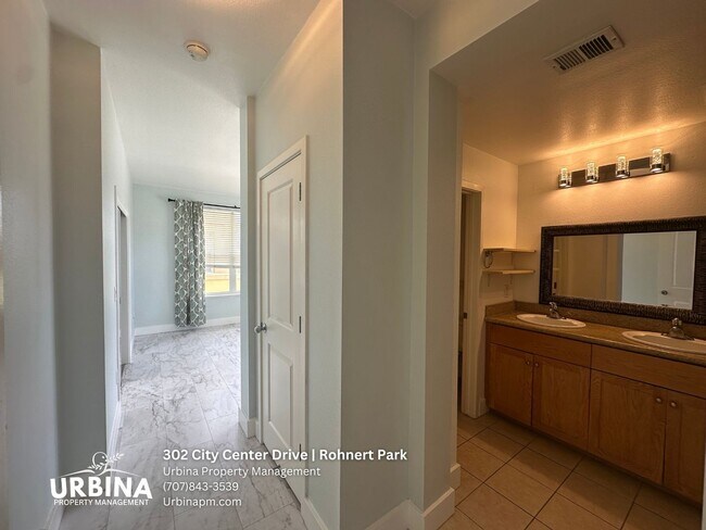 Building Photo - Modern 3-Bedroom Townhome in the Heart of ...