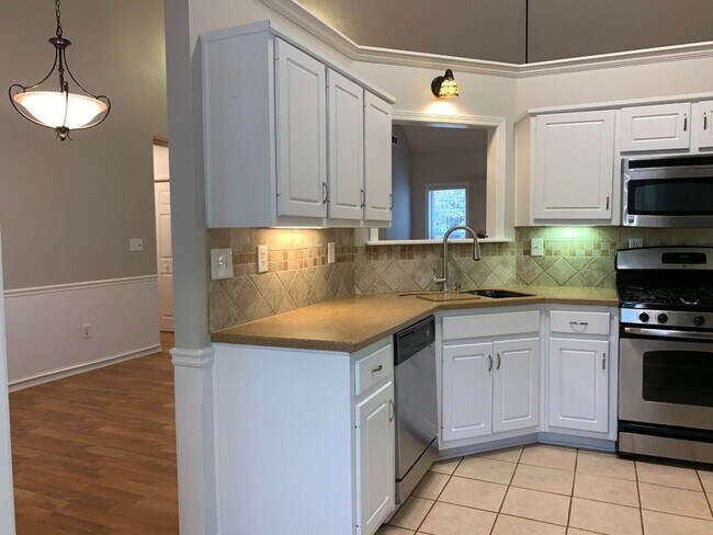 Building Photo - Wow! Northgate district! 3 bed, 2 bath, ranch style home, hardwood flooring, must see!