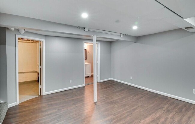 Building Photo - Beautiful & Spacious 3 Bedroom, 2 Bathroom Home in South Omaha – 1,872 Sq Ft