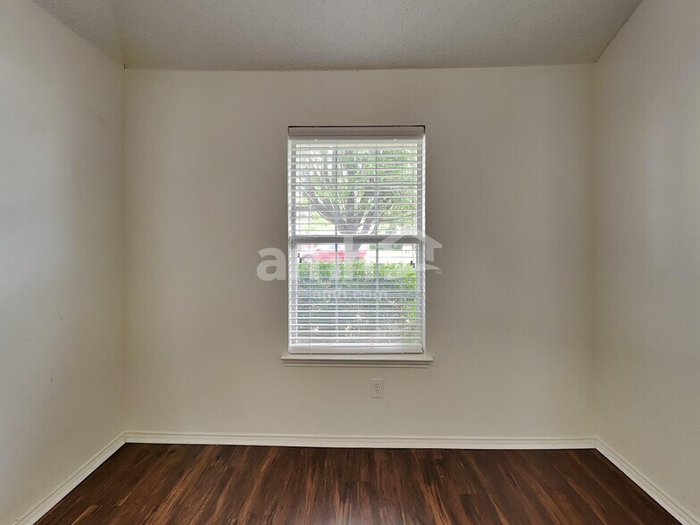 Building Photo - 300 Trailwood Dr
