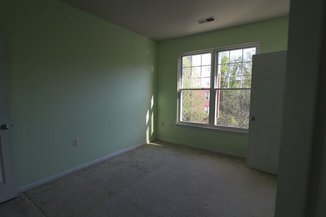 Building Photo - Rare 2BR 2BA 2 Level Condo With Garage