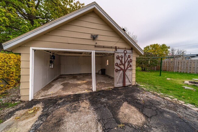 Building Photo - 409 Racine St