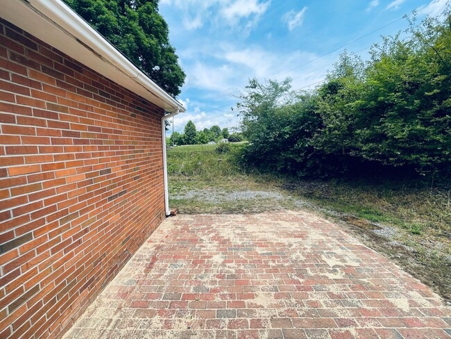 Building Photo - Charming 2-Bedroom in Candler with Large Y...