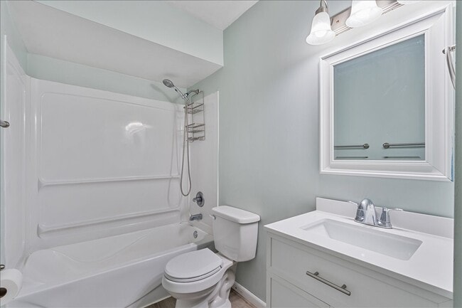 Building Photo - 925 2nd Ave E