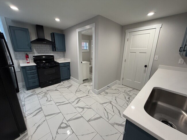 Building Photo - 2153 Loth St