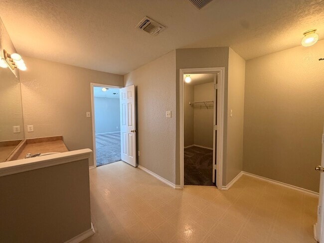 Building Photo - NICE 4 BEDROOM WITH EASY ACCESS TO LACKLAND AFB, SHOPPING, & SEA WORLD