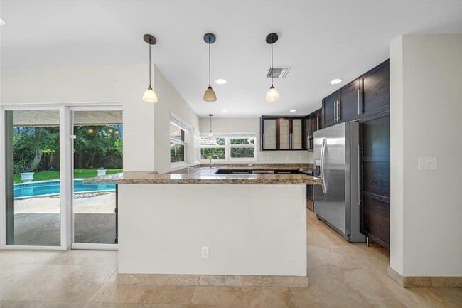 Building Photo - 4021 Bayview Dr