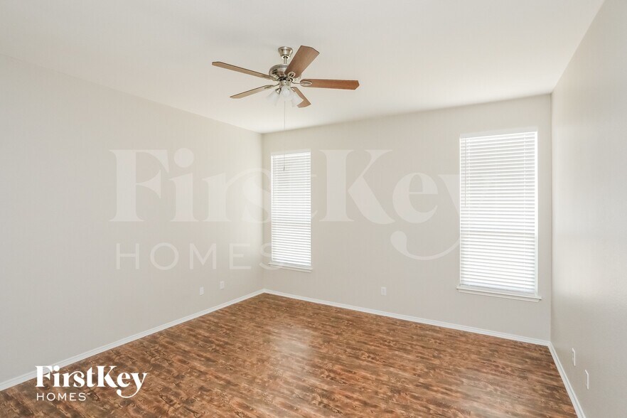 Building Photo - 3025 Meadowbrook Dr