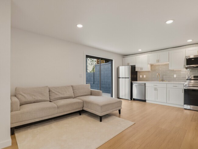 Building Photo - 1366 SE High Ridge Ct