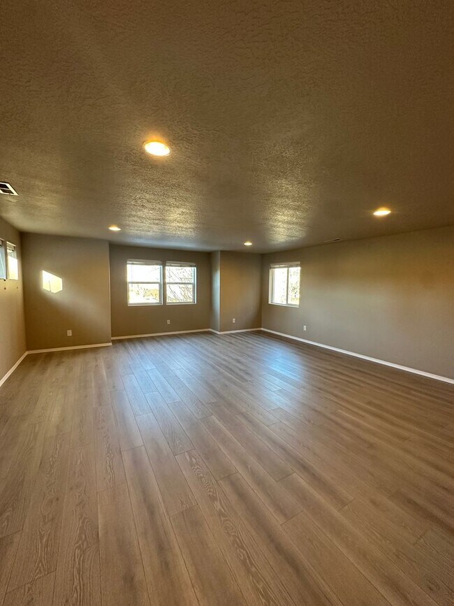 Building Photo - Comfortable Bend Living – 3 Bedroom Home with Spacious Bonus Room!