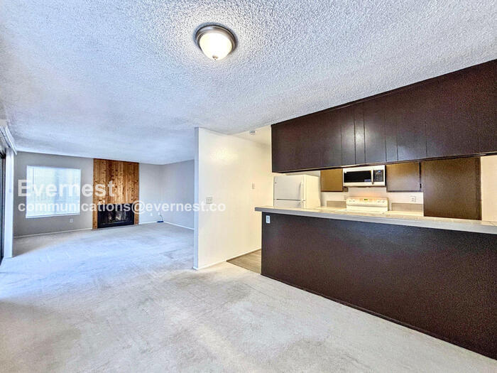 Building Photo - 3215 Midway Dr