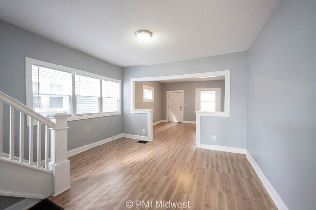 Building Photo - "Charming 3-Bedroom Duplex Retreat on North Capitol Avenue – 1,176 Sq Ft of Comfort in Indianapol...