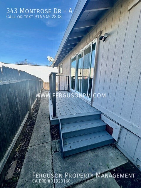 Building Photo - Dog Friendly Duplex with an Attached Garage