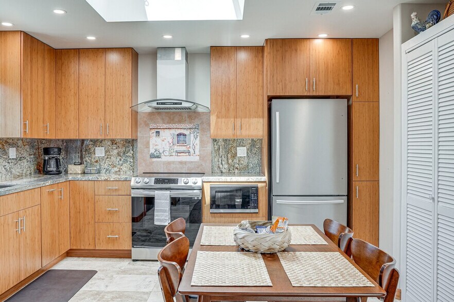 Building Photo - 2822 Van Buren St