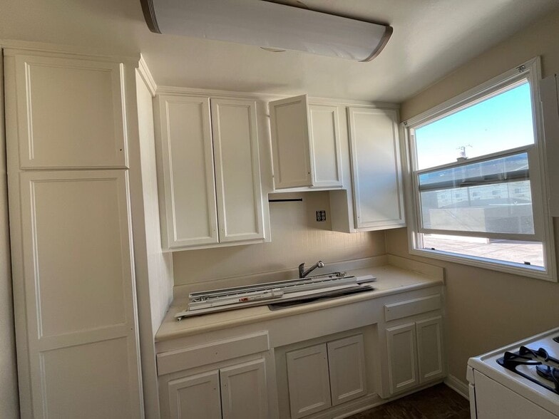 Building Photo - 131 1/2 North Kenwood Street