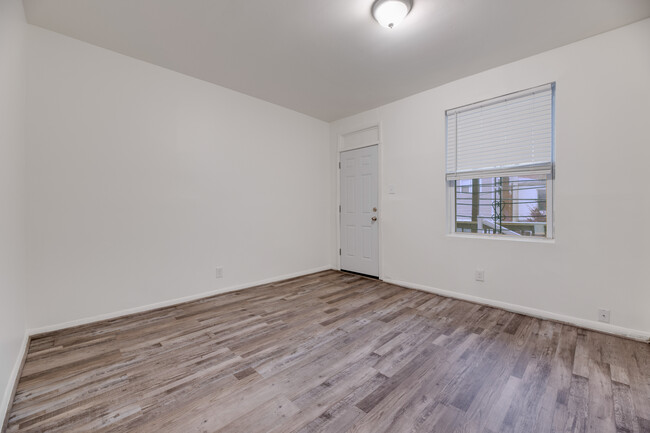 Building Photo - 2 bed/1bath Townhome on Duncan PL