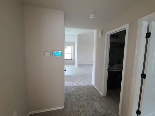 Building Photo - 3 bed 2 bath in Yukon! Stunning finishes, ...
