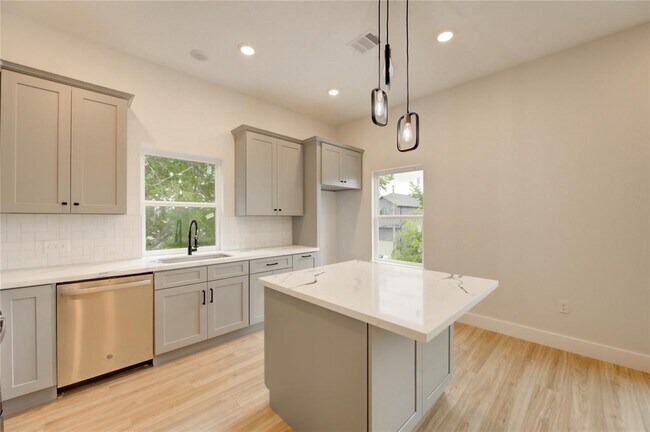 Building Photo - 811 E 39th St