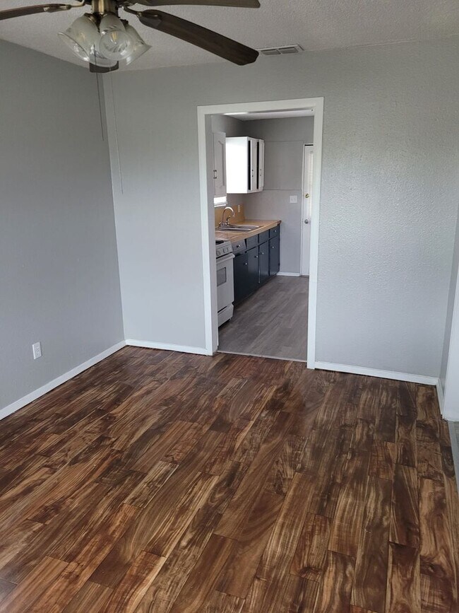 Building Photo - SPACIOUS! LOCATION!