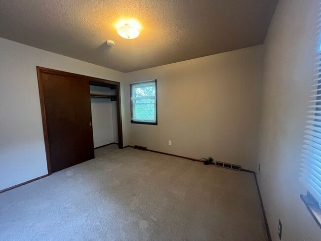 Building Photo - 3 Bedroom 2 Bathroom Iowa City Home!