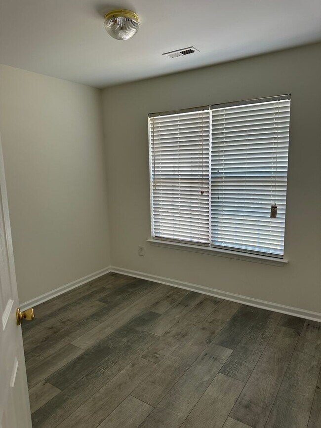 Building Photo - All NEW Interior and CLOSE TO EVERYTHING!