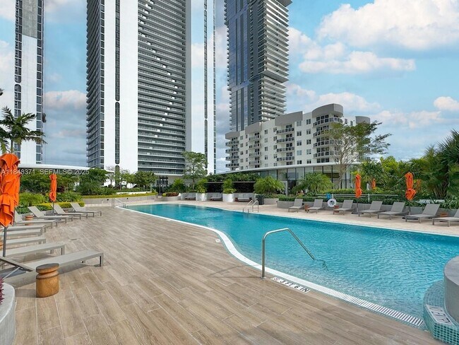 Building Photo - 700 NE 24th St